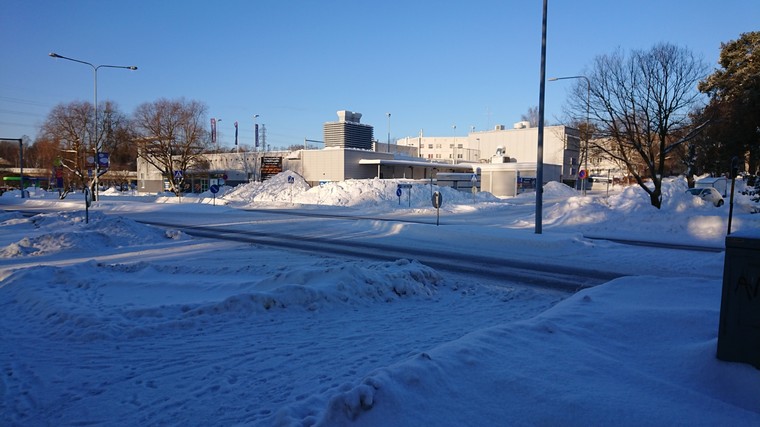 Snowy photo of an intersection and grocery story